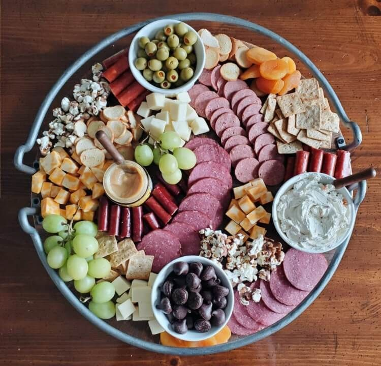 Présentation Plateau De Charcuterie Popcorn Olives Craquelins dedans Plateau Charcuterie Original