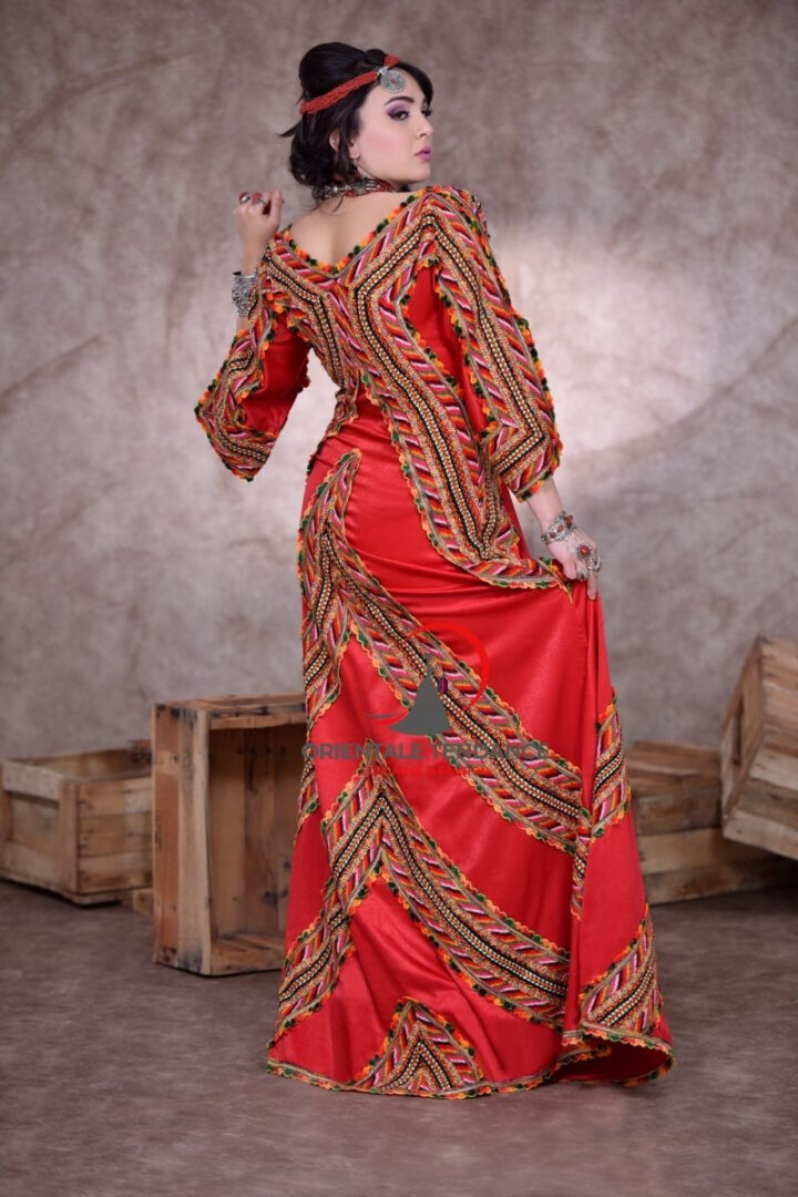 Robe Kabyle Rouge | Robe De Mariée Kabyle, Robe Kabyle Moderne, Robe Kabyl intérieur Robe Kabyle Mariage