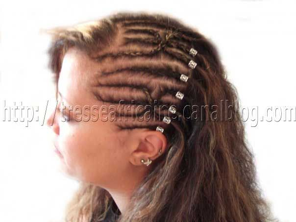 Tresses Africaines Nattes Collées Avec Motifs Et Accessoires Demie Tête concernant Modele Tresses Collées Demi Tete