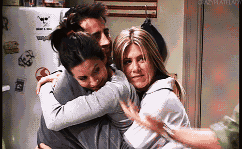 Via Giphy | Friends Moments, Friends Tv, Friends Hugging intérieur Gif Calin Tendresse