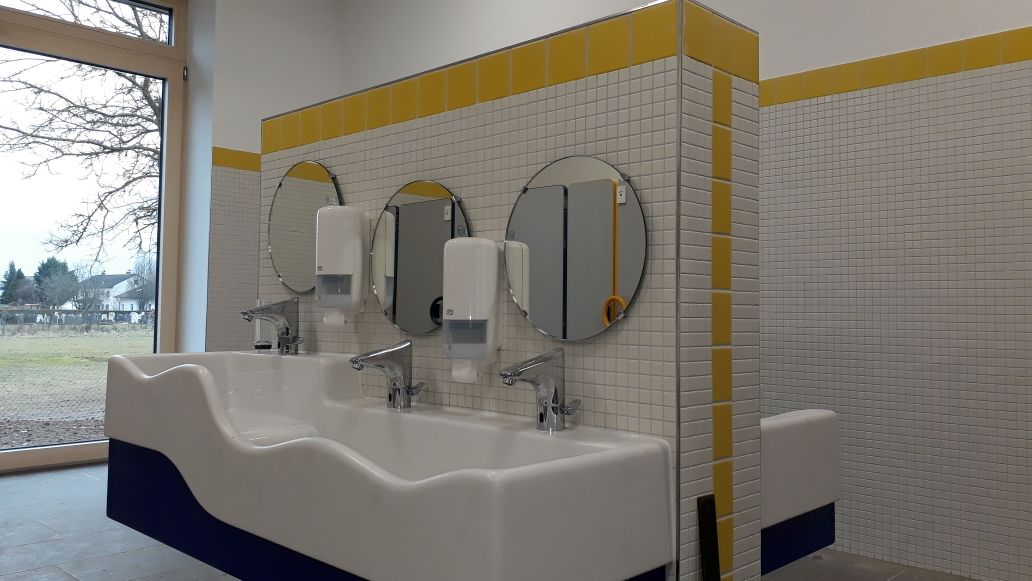  Drei runde Spiegel auf gefliester Wand für einen Kindergarten in 