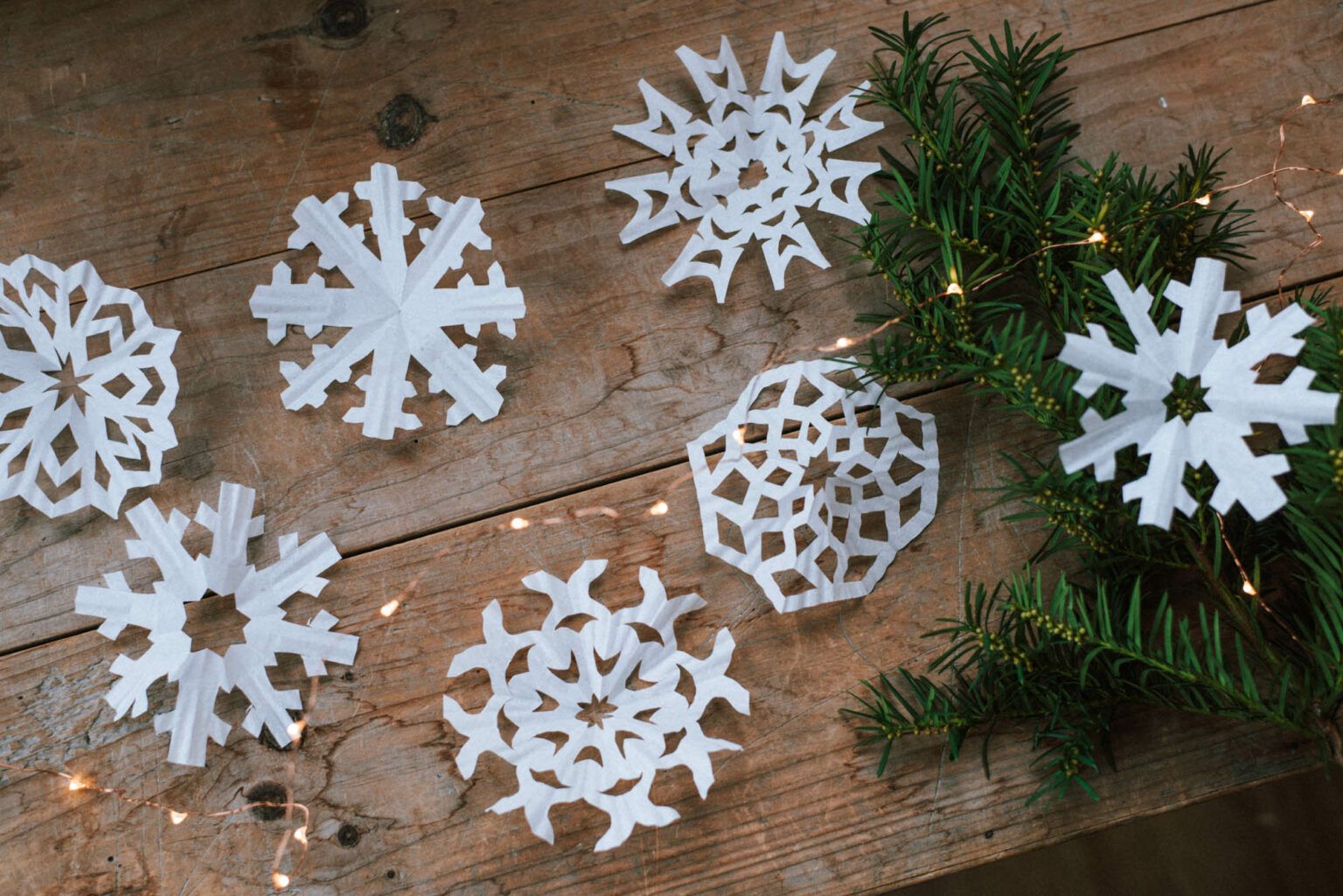  Foto zu Papiersterne basteln: Weihnachtliche DIY Sterne aus Papier 