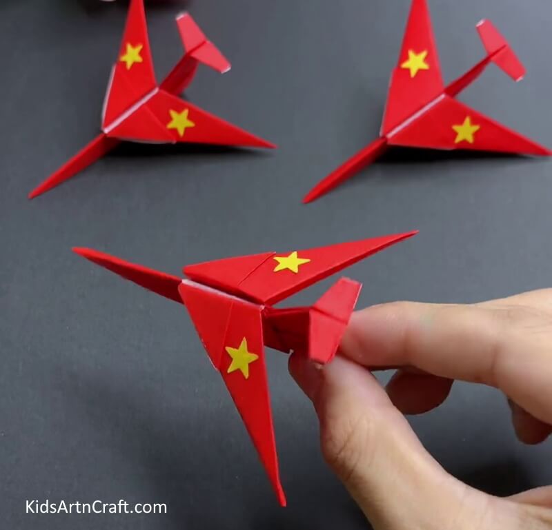  DIY Easy Paper Airplane Easy Tutorial For Kids - Kids Art & Craft Bildidee 