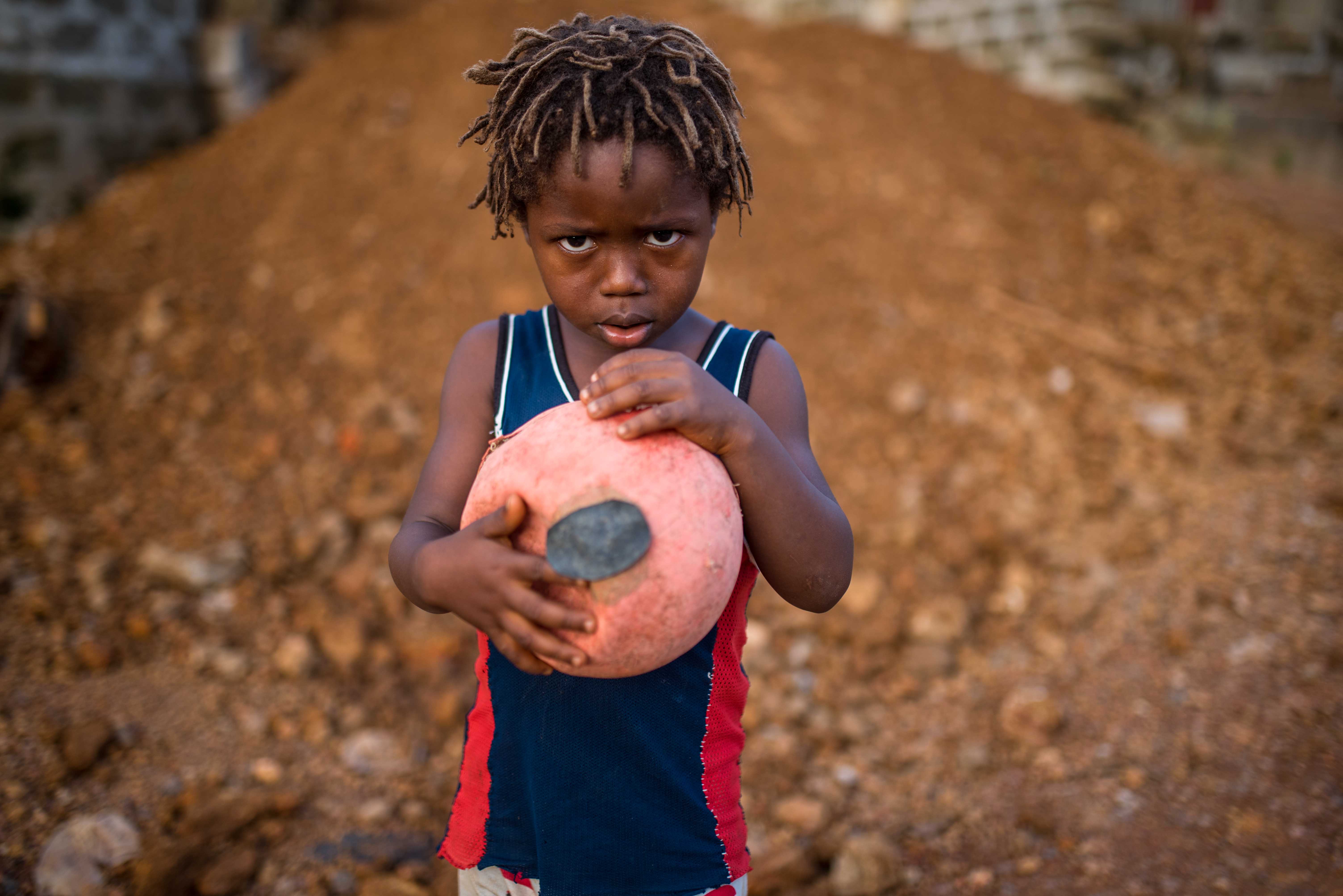  Fotos gratis : niño, adaptación, pelota, suelo, jugar 6016x4016 Illustration 